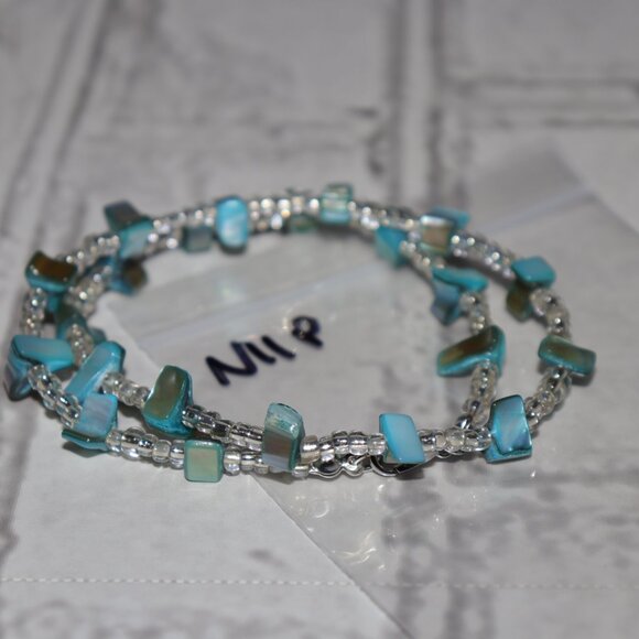 🌊 NWOT Glass Beaded Necklace with Blue Shell Accents – 15"  🔹 - Picture 3 of 6